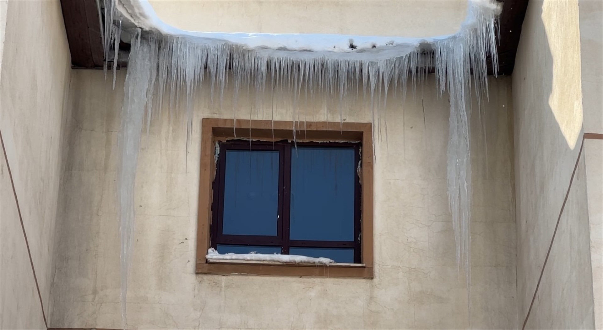 Hava buz kesiyor Dev buz sarkıtları oluştu