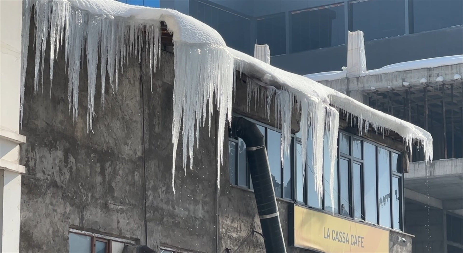 Hava buz kesiyor Dev buz sarkıtları oluştu