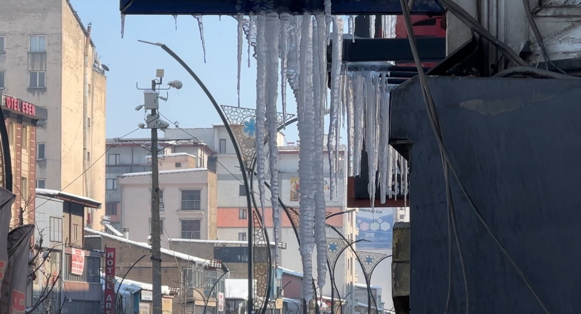 Hava buz kesiyor Dev buz sarkıtları oluştu