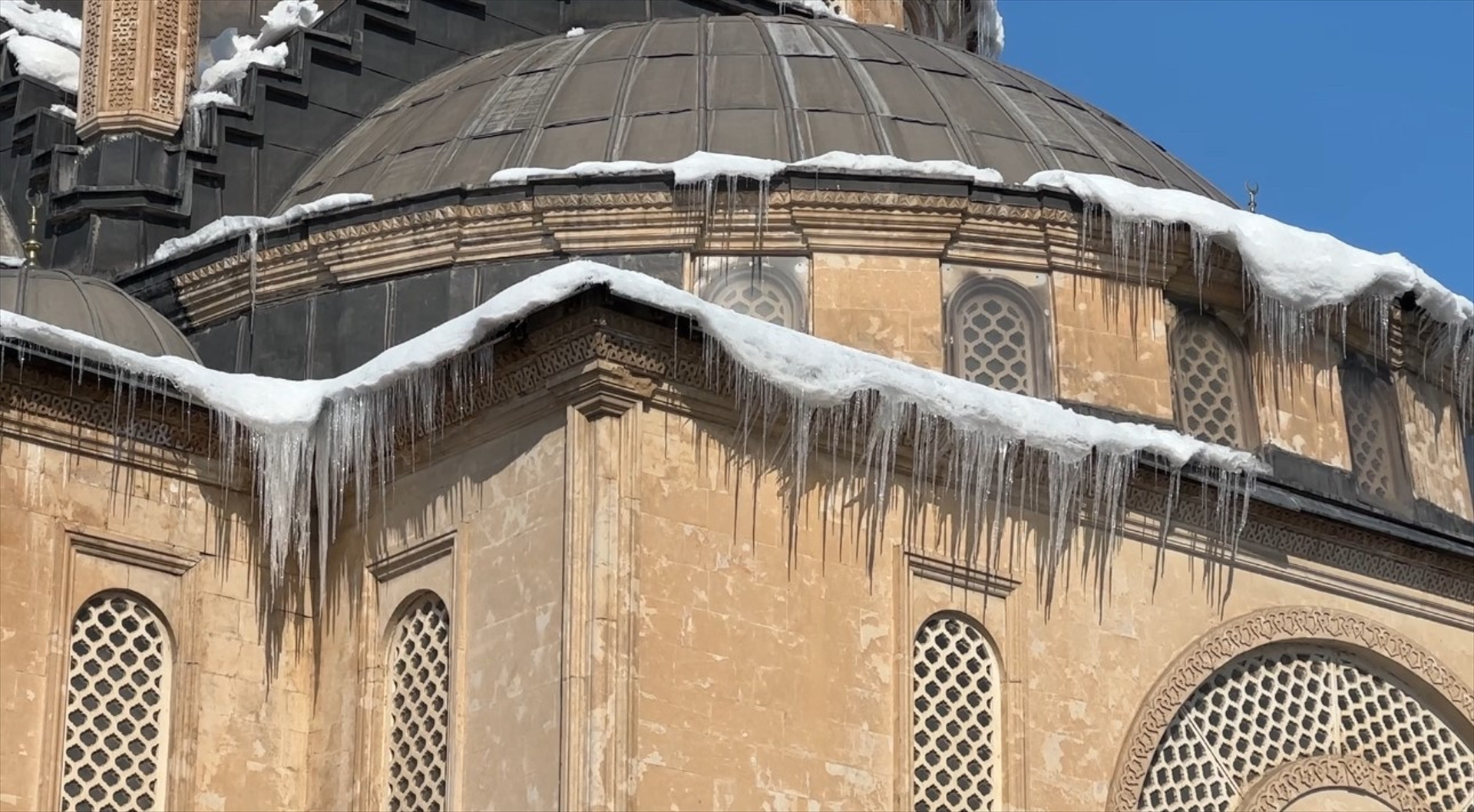 Hava buz kesiyor Dev buz sarkıtları oluştu