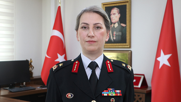 Türkiye'nin ilk kadın il jandarma komutanıyken tuğgeneralliğe terfi etmişti | Gülden Paşa: Bana en çok ilham veren kadın annemdir