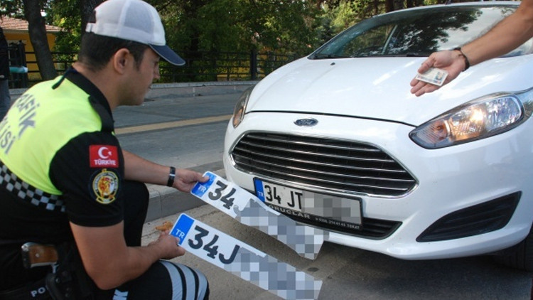 APP PLAKA NEDİR, NEDEN YASAK, NASIL ANLAŞILIR Plakam APP mi nasıl anlarım, muayeneden geçer mi, cezası ne kadar İşte, arabada APP plaka ile normal plakanın farkları 2026