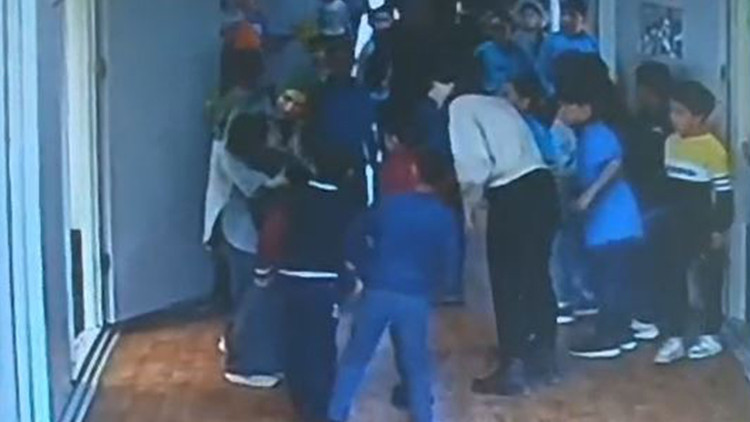 Öğretmen, 7 yaşındaki çocuğun hayatını kurtardı: O anlar kamerada