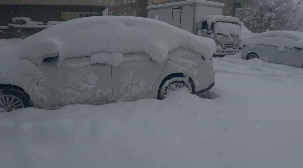  Sokaklar tamamen beyaza büründü 18 senenin görmediği karı bu yıl gördük