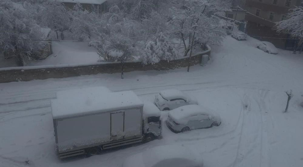  Sokaklar tamamen beyaza büründü 18 senenin görmediği karı bu yıl gördük