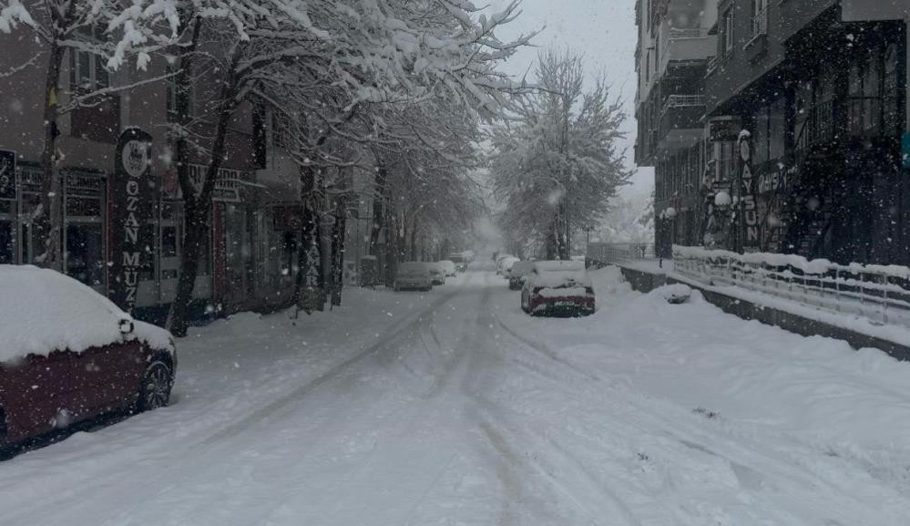  Sokaklar tamamen beyaza büründü 18 senenin görmediği karı bu yıl gördük