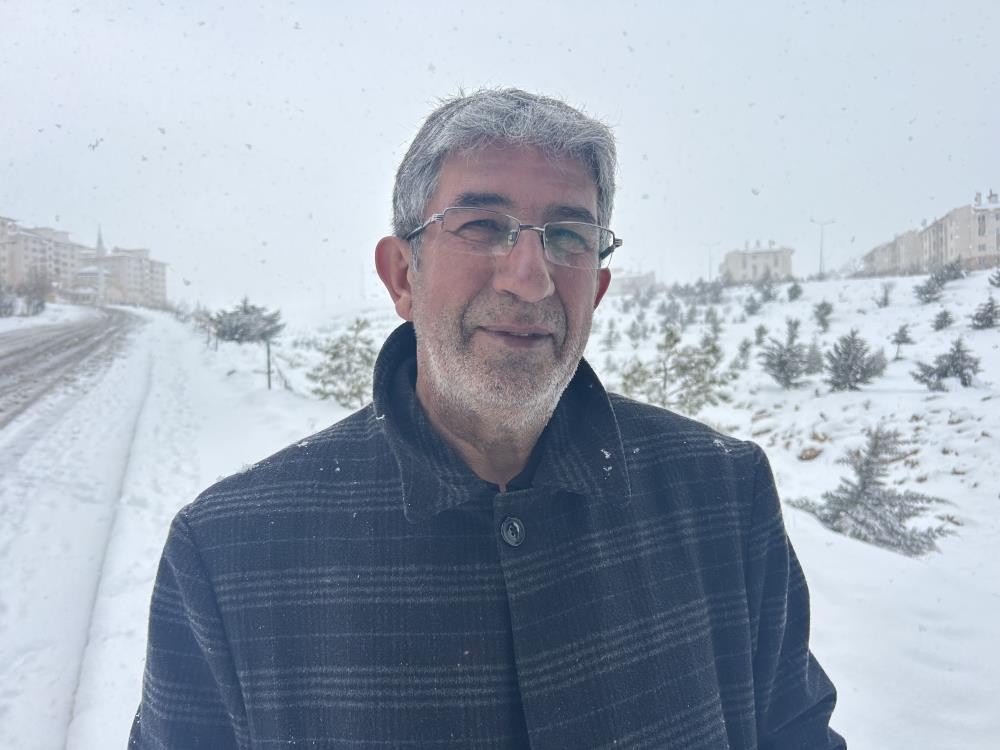  Sokaklar tamamen beyaza büründü 18 senenin görmediği karı bu yıl gördük