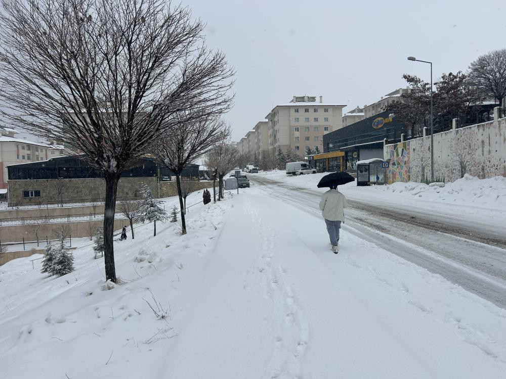  Sokaklar tamamen beyaza büründü 18 senenin görmediği karı bu yıl gördük