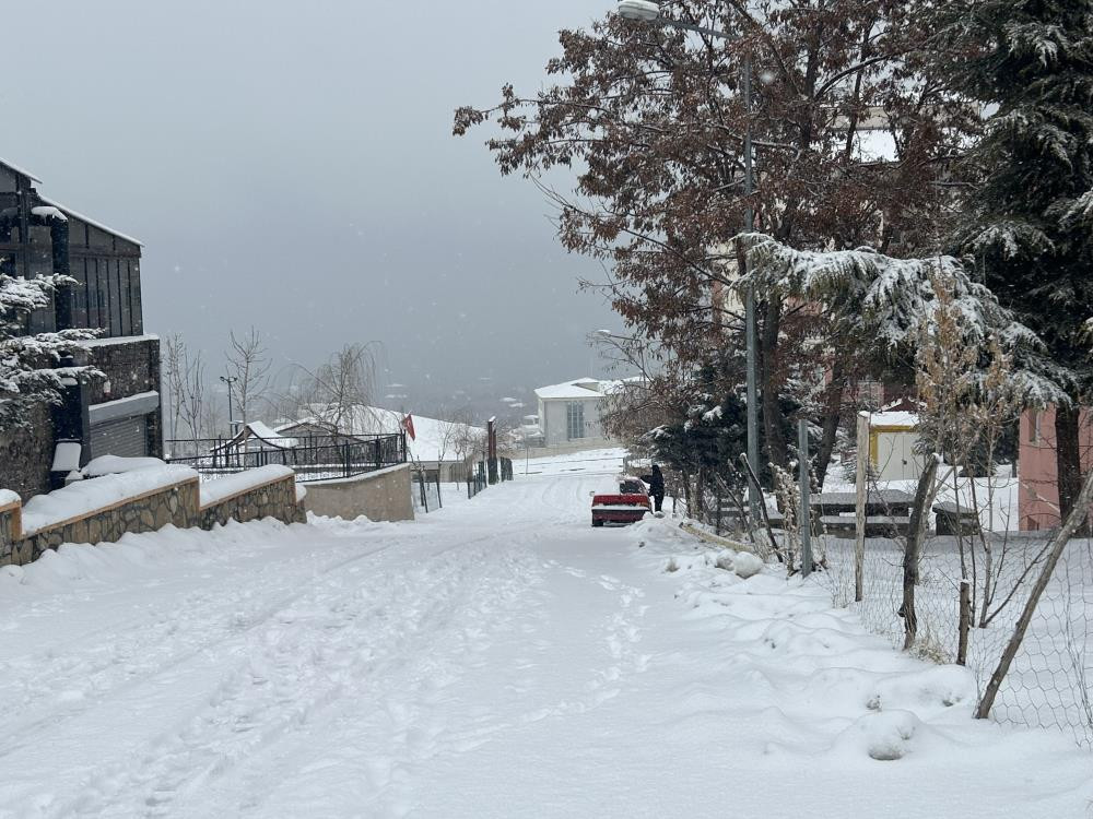 Sokaklar tamamen beyaza büründü 18 senenin görmediği karı bu yıl gördük