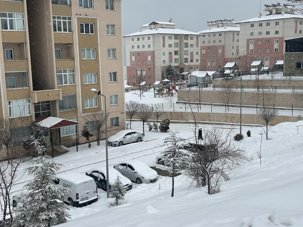  Sokaklar tamamen beyaza büründü 18 senenin görmediği karı bu yıl gördük
