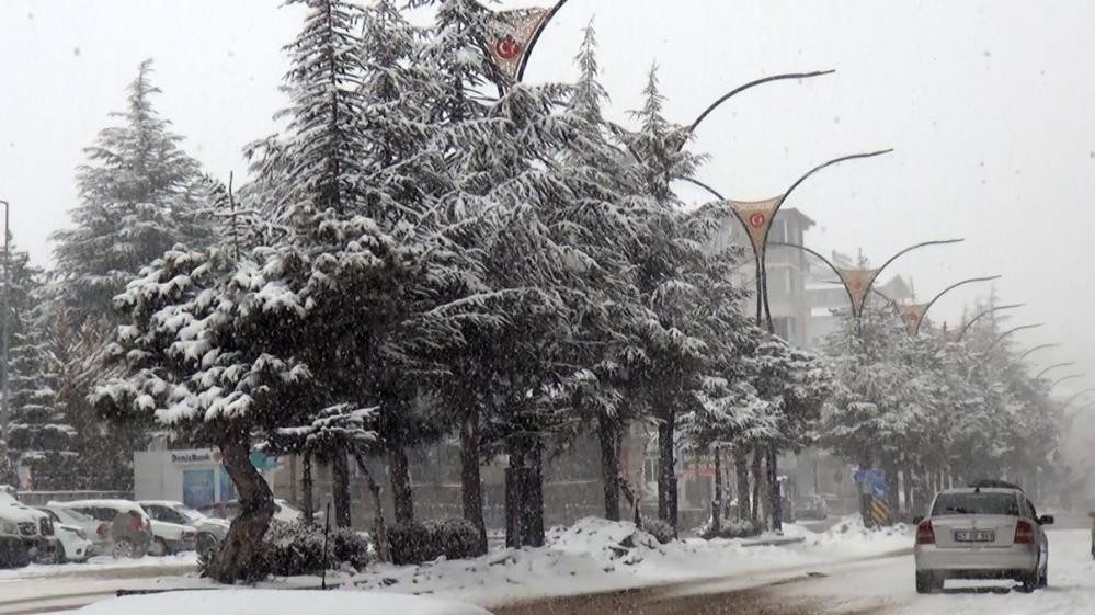  Sokaklar tamamen beyaza büründü 18 senenin görmediği karı bu yıl gördük