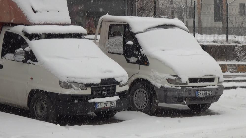  Sokaklar tamamen beyaza büründü 18 senenin görmediği karı bu yıl gördük