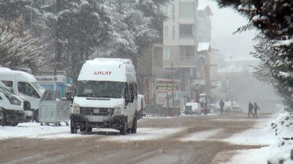  Sokaklar tamamen beyaza büründü 18 senenin görmediği karı bu yıl gördük