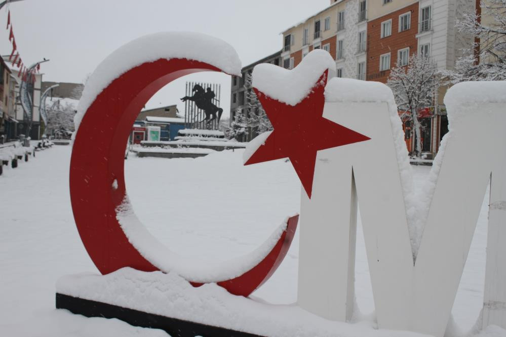  Sokaklar tamamen beyaza büründü 18 senenin görmediği karı bu yıl gördük