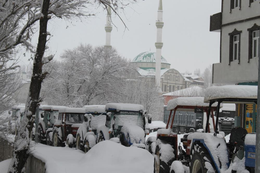  Sokaklar tamamen beyaza büründü 18 senenin görmediği karı bu yıl gördük