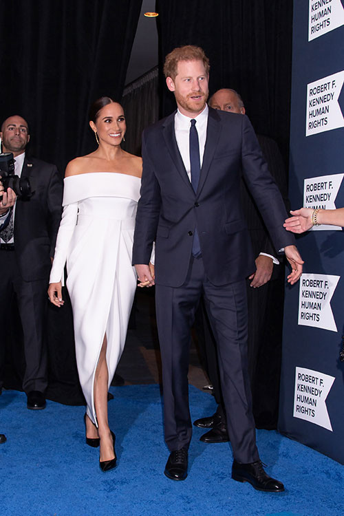 Bütün hayalleri kumdan kaleler gibi... Anlaşma falan yok, herkes kendi yoluna