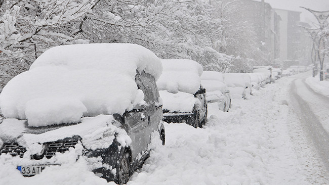  Sokaklar tamamen beyaza büründü 18 senenin görmediği karı bu yıl gördük