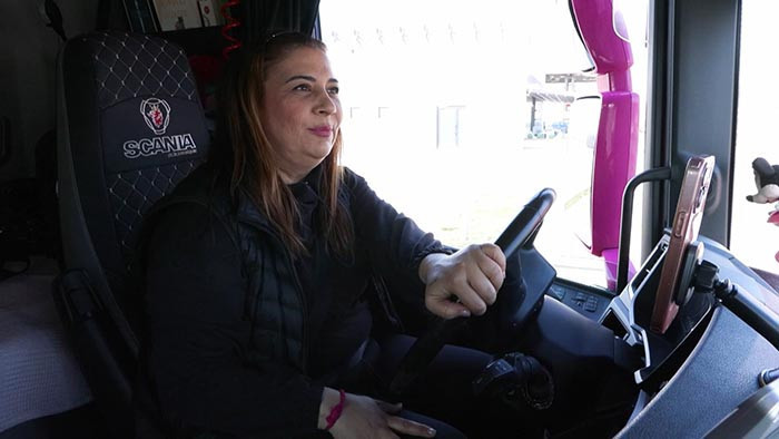  Gören bir daha bakıyor Çığlık çığlığa korna basıyorlar