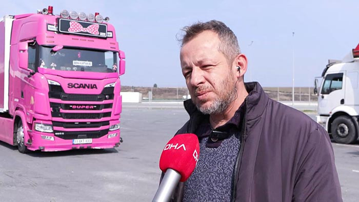  Gören bir daha bakıyor Çığlık çığlığa korna basıyorlar