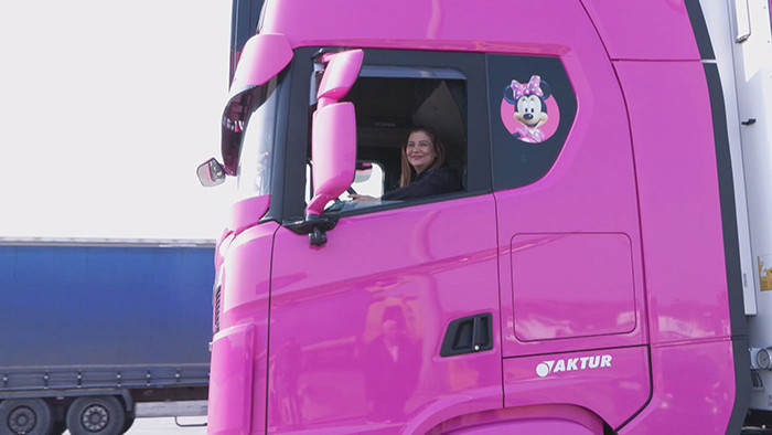  Gören bir daha bakıyor Çığlık çığlığa korna basıyorlar