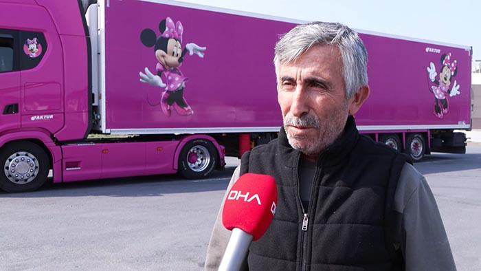  Gören bir daha bakıyor Çığlık çığlığa korna basıyorlar