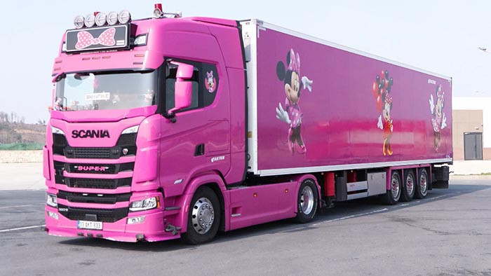  Gören bir daha bakıyor Çığlık çığlığa korna basıyorlar