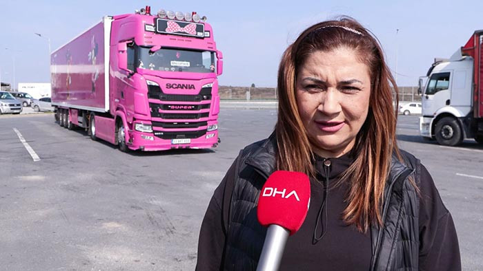  Gören bir daha bakıyor Çığlık çığlığa korna basıyorlar