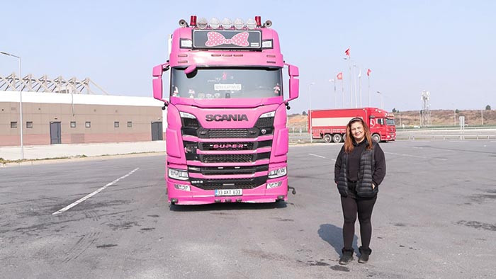  Gören bir daha bakıyor Çığlık çığlığa korna basıyorlar