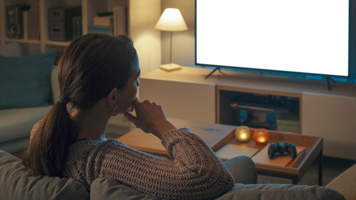 Türkiye'de televizyonun tahtı sallanmıyor: Hanelerde günlük 6 saat TV izleniyor! Diziler yine zirvede