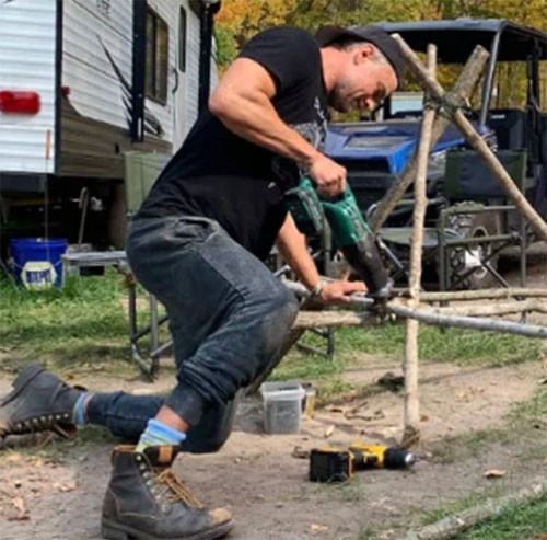 21 yaş genç karısı için elleriyle ev yapmıştı: Yakında doğacak kızımız burada büyüyecek