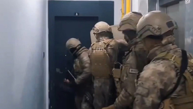 'Özel harekat polisi' gibi giyinip baskın yapmaya çalıştılar: