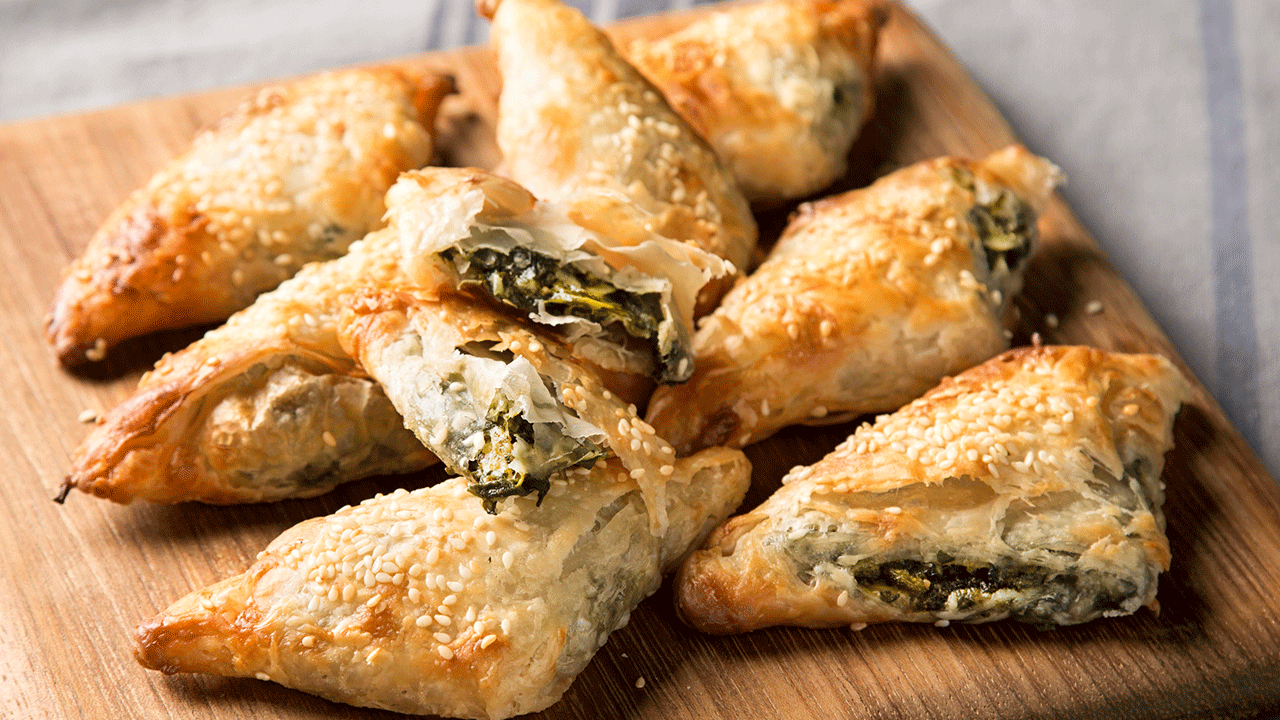 Milföy ile börek nasıl yapılır Ispanaklı pratik milföy börek tarifi