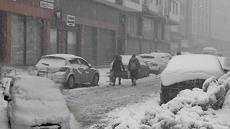 Baharı beklerken kara kış geri geldi: Bastıran kar yağışıyla yollar kapandı