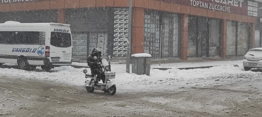  Bastıran kar yağışıyla yollar kapandı
