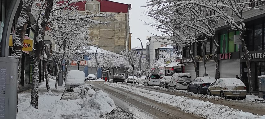  Bastıran kar yağışıyla yollar kapandı