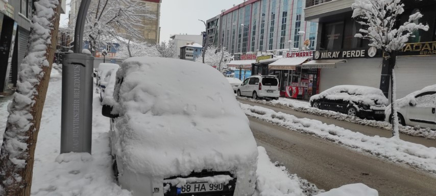  Bastıran kar yağışıyla yollar kapandı