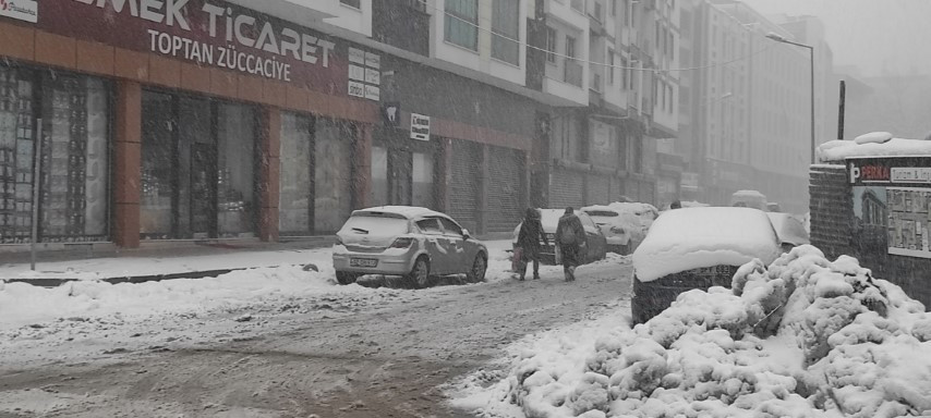  Bastıran kar yağışıyla yollar kapandı