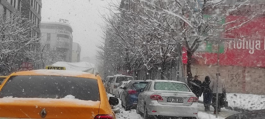  Bastıran kar yağışıyla yollar kapandı