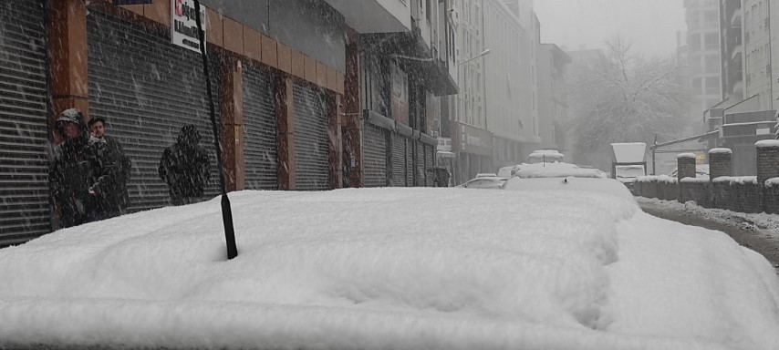  Bastıran kar yağışıyla yollar kapandı