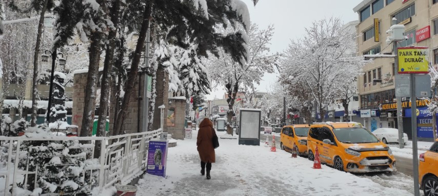  Bastıran kar yağışıyla yollar kapandı