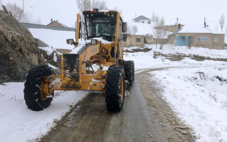  Bastıran kar yağışıyla yollar kapandı