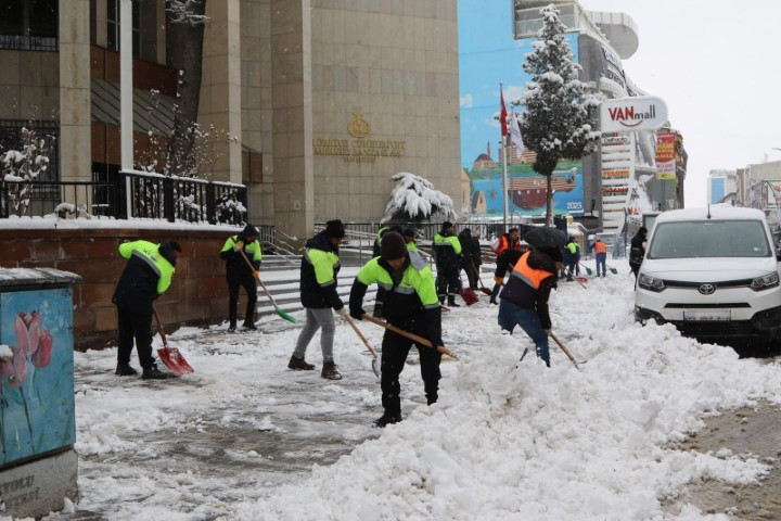  Bastıran kar yağışıyla yollar kapandı