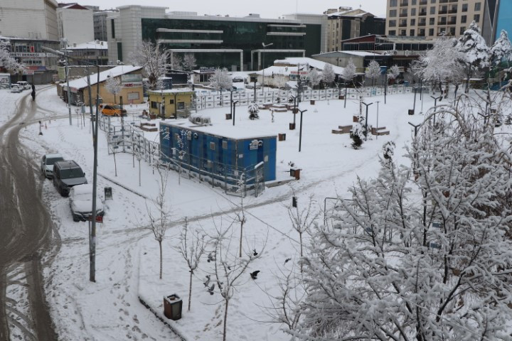  Bastıran kar yağışıyla yollar kapandı