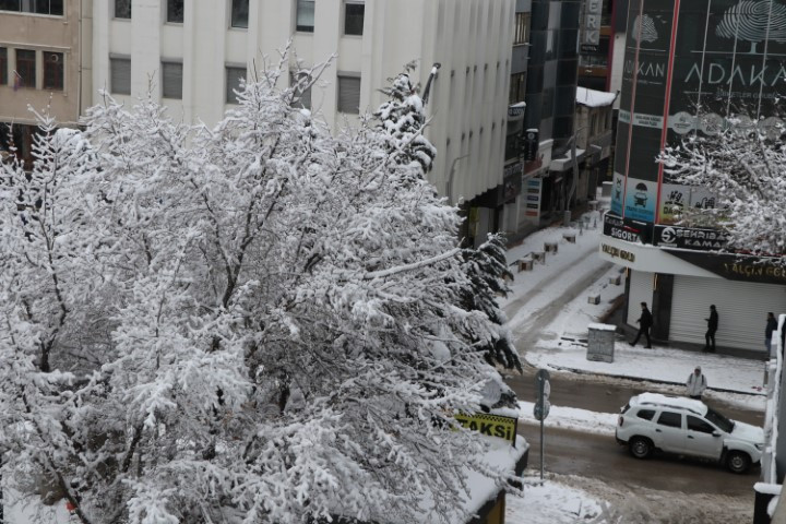  Bastıran kar yağışıyla yollar kapandı