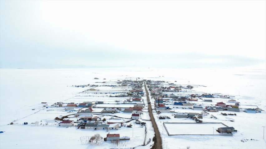  Bastıran kar yağışıyla yollar kapandı