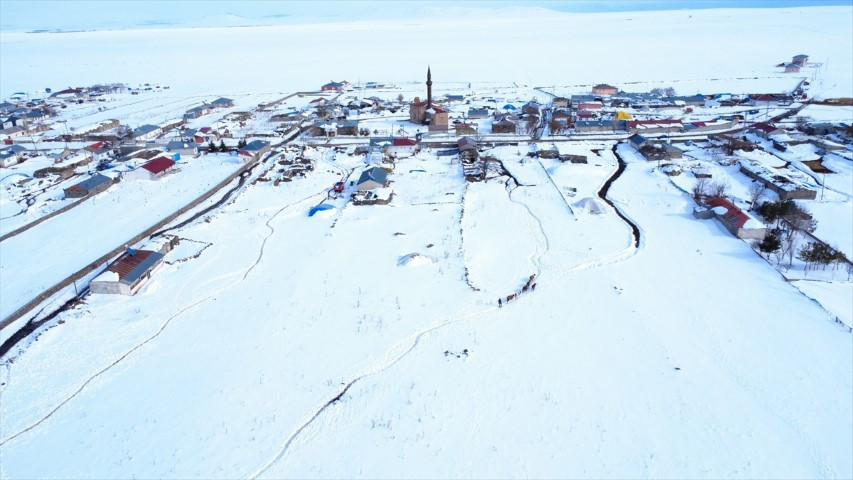  Bastıran kar yağışıyla yollar kapandı