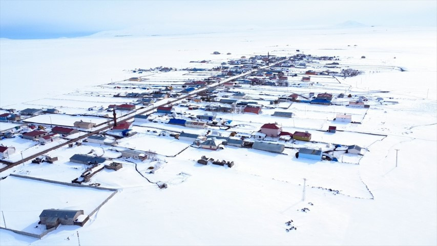  Bastıran kar yağışıyla yollar kapandı