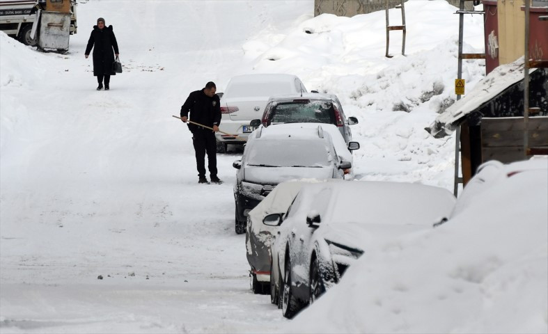  Bastıran kar yağışıyla yollar kapandı