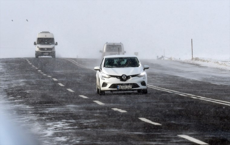  Bastıran kar yağışıyla yollar kapandı
