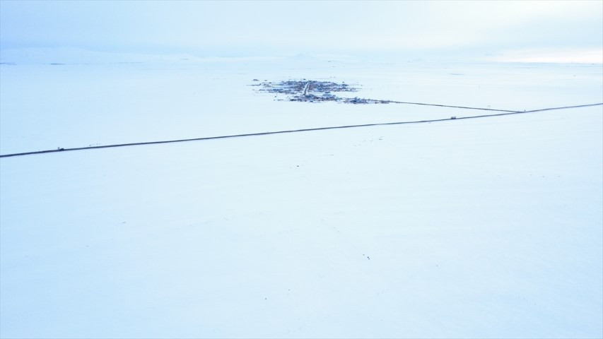  Bastıran kar yağışıyla yollar kapandı